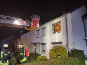 FW-BN: Kellerbrand in Bonn-Duisdorf – Spektakuläre Rettung von Mutter und Kleinkind durch aufmerksame Nachbarn