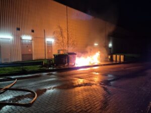 FFW Schiffdorf: Mülltonnen hinter Modegeschäft stehen in Flammen – Aufmerksame Passanten alarmieren die Feuerwehr