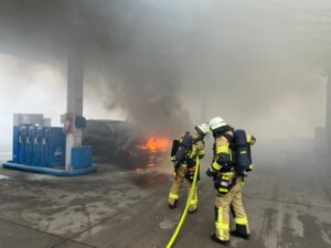 FW Bremerhaven: PKW-Brand an einer Tankstelle