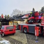 FW VG Westerburg: Bei Baumfällarbeiten verletzt – Feuerwehr rettet Mann von Carportdach