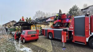 FW VG Westerburg: Bei Baumfällarbeiten verletzt – Feuerwehr rettet Mann von Carportdach