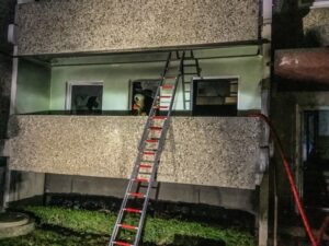 FW Dresden: Wohnungsbrand in Plattenbau: Mehrere Verletzte, darunter zwei Feuerwehrleute