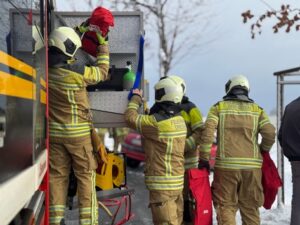 FW Dresden: Schwerer Verkehrsunfall: Pkw prallt gegen Baum – Fahrer eingeklemmt