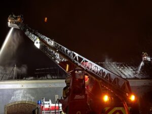 FW Dresden: Großbrand in ehemaliger Eventlocation „Merlins Wunderland“: Feuerwehr Dresden verhindert Ausbreitung