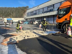 FW-OE: Auslaufende Betriebsstoffe in Lennestadt-Altenhundem