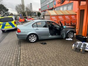 FW Ratingen: Verkehrsunfall – PKW fährt in Geschäftshaus