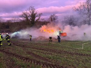 FW-EN: Über 100 Strohballen in Flammen – unruhiger Jahreswechsel für die Hattinger Feuerwehr