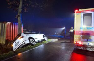 FW-AUR: Auto in Graben geraten