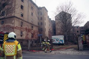 FW Dresden: Brand in ehemaliger Mälzerei in Niedersedlitz – Ausbreitung erfolgreich verhindert