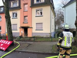 FW-E: Entstehungsbrand in Mehrfamilienhaus – Feuerwehr erneut im Einsatz