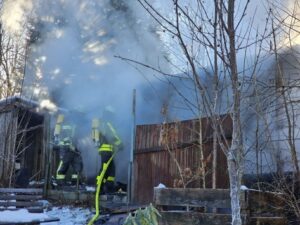 FW-AR: Brand in Gartenhütte erfolgreich gelöscht- Umfangreicher Einsatz der Feuerwehr