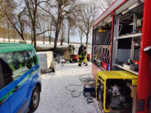 FW Ense: Teich- Überlauf defekt / Feuerwehr 4 Stunden im Einsatz