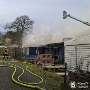 FW Rösrath: Brand in Gewerbehalle – Massive Rauchentwicklung weithin sichtbar