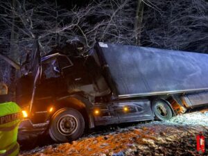 FW-ROW: LKW verunglückt auf Landesstraße