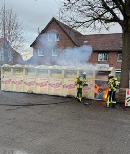 FW Südheide: Altkleider- Container brennen bereits das sechste Mal