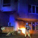 FW-GL: Mülltonnenbrand in der Stadtmitte von Bergisch Gladbach drohte auf Wohn- und Geschäftshaus überzugreifen