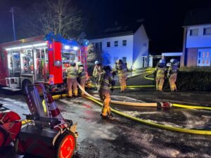 FW-GL: Fünf Paralleleinsätze forderten Feuerwehr und Rettungsdienst am Samstagabend – Elektrofahrzeug brennt in Garage