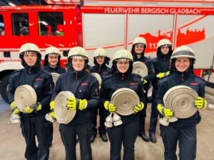 FW-GL: Acht neue Mitglieder starten ihre Laufbahn bei der Feuerwehr Bergisch Gladbach