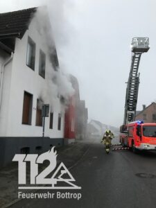 FW-BOT: Einsatzreicher Samstag – Wohnungsbrände in Grafenwald und Vonderort, Kaminbrand in der Boy