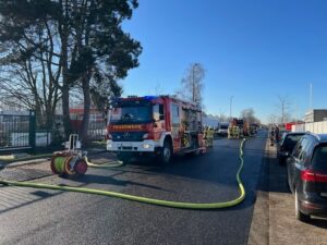 FW Tönisvorst: Brand in Lackierkabine in einem Industriebetrieb