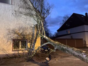 FW-BO: Sturm über Bochum – Feuerwehr Bochum seit 14:00 Uhr im Dauereinsatz – Briefträgerin mit Glück im Unglück