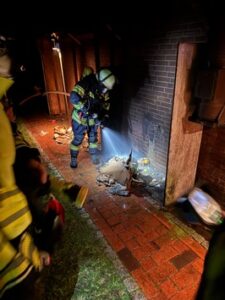 FFW Fredenbeck: Feuer an Mülltonnen droht auf Wohnhaus überzugreifen