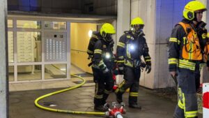 Feuerwehr MTK: Küchenbrand in Hattersheim schnell gelöscht – Ein Verletzter