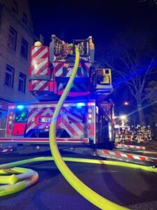 FW-E: Wohnungsbrand in einem Mehrfamilienhaus – eine Person verletzt