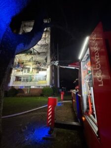 FW-NE: Balkonbrand in mehrgeschossigem Wohnhaus | Drei Löschzüge im Einsatz