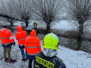 FW Flotwedel: Technische Hilfeleistung nach Verkehrsunfall – Landkreisübergreifender Einsatz zwischen Nienhof und Flettmar (LK Gifhorn)