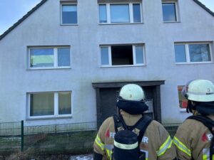 FF Bad Salzuflen: 14 Menschen bei Wohnungsbrand in Breden betroffen / Feuerwehr Bad Salzuflen ist mit 50 Einsatzkräften in der Heldmannstraße im Einsatz