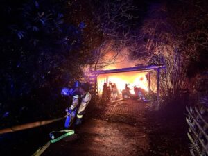 FW Stuttgart: Geräteunterstand und Hühnerstall in Vollbrand