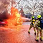 FW Ratingen: Brennender PKW und eine Person im Wasser – Feuerwehr Ratingen im Einsatz