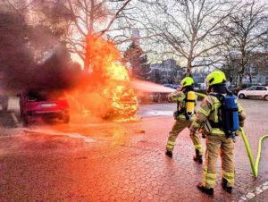 FW Ratingen: Brennender PKW und eine Person im Wasser – Feuerwehr Ratingen im Einsatz