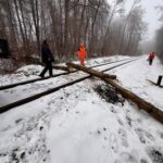 FW VG Westerburg: Umgestürzte Bäume versperrten Bahnstrecke und Straße