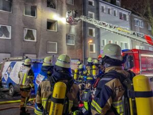 FW-E: Wohnung in Vollbrand – Feuerwehr rettet zwei Personen über Drehleiter