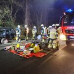 FW-E: Schwerer Verkehrsunfall – eine Person im Fahrzeug eingeschlossen