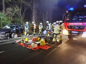 FW-E: Schwerer Verkehrsunfall – eine Person im Fahrzeug eingeschlossen