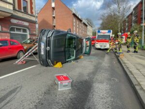 FW-E: Pkw-Unfall in Kupferdreh – Fahrzeug kippt auf die Seite, Fahrer leicht verletzt