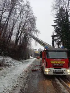 FW-EN: Feuerwehr wegen Schneewetterlage dauerhaft im Einsatz! – 27 Einsätze für Feuerwehr und THW-Wache bis zum Abend besetzt