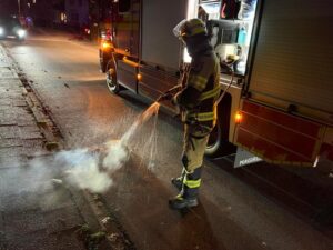 FW-EN: Unruhige Silvesternacht für die Feuerwehr – Balkonbrand im Eicklohweg und drei Altpapiercontainerbrände – Insgesamt 11 Einsätze