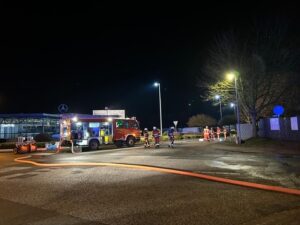 FW Bad Segeberg: Gefahrguteinsatz im Gewerbegebiet – Tanklastzug mit Leckage