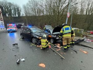 FW-EN: Drei verletzte Personen bei Unfall auf der Wetterstraße – Böller im Zigarettenautomat verursacht Feuerwehreinsatz.