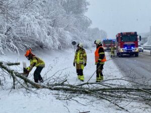 FW-MK: Schneetief „Charly“ sorgt für viel Arbeit