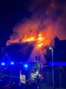 FW-Heiligenhaus: Dachstuhlbrand eines Mehrfamilienhauses