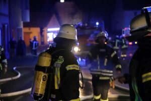 FW LK Neunkirchen: Wohnhausbrand in Wiebelskirchen – Feuerwehr rettet Menschen mit Sprungpolster und Drehleiter