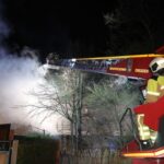 FW Dresden: Brand einer Scheune in der Karpatenstraße – Übergreifen auf Wohnhaus wurde verhindert