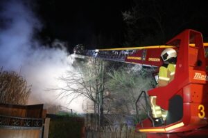 FW Dresden: Brand einer Scheune in der Karpatenstraße – Übergreifen auf Wohnhaus wurde verhindert