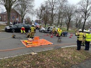 FW Xanten: Verkehrsunfall zwischen zwei PKW – Feuerwehr befreit verletzte Person