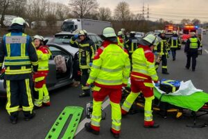 FW-BO: Verkehrsunfall auf der A 40 – Feuerwehr und Rettungsdienst befreien eine verletzte Person aus einem Fahrzeug